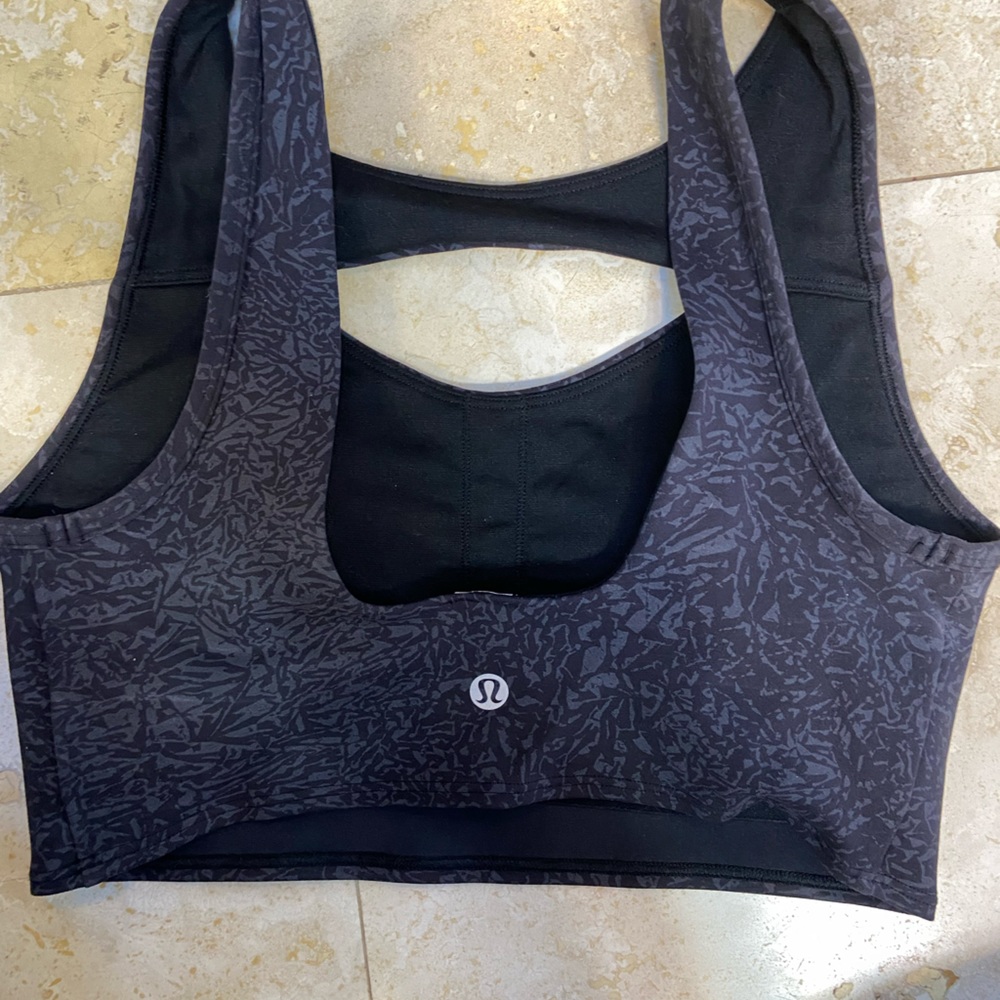 Lulu lemon size 6